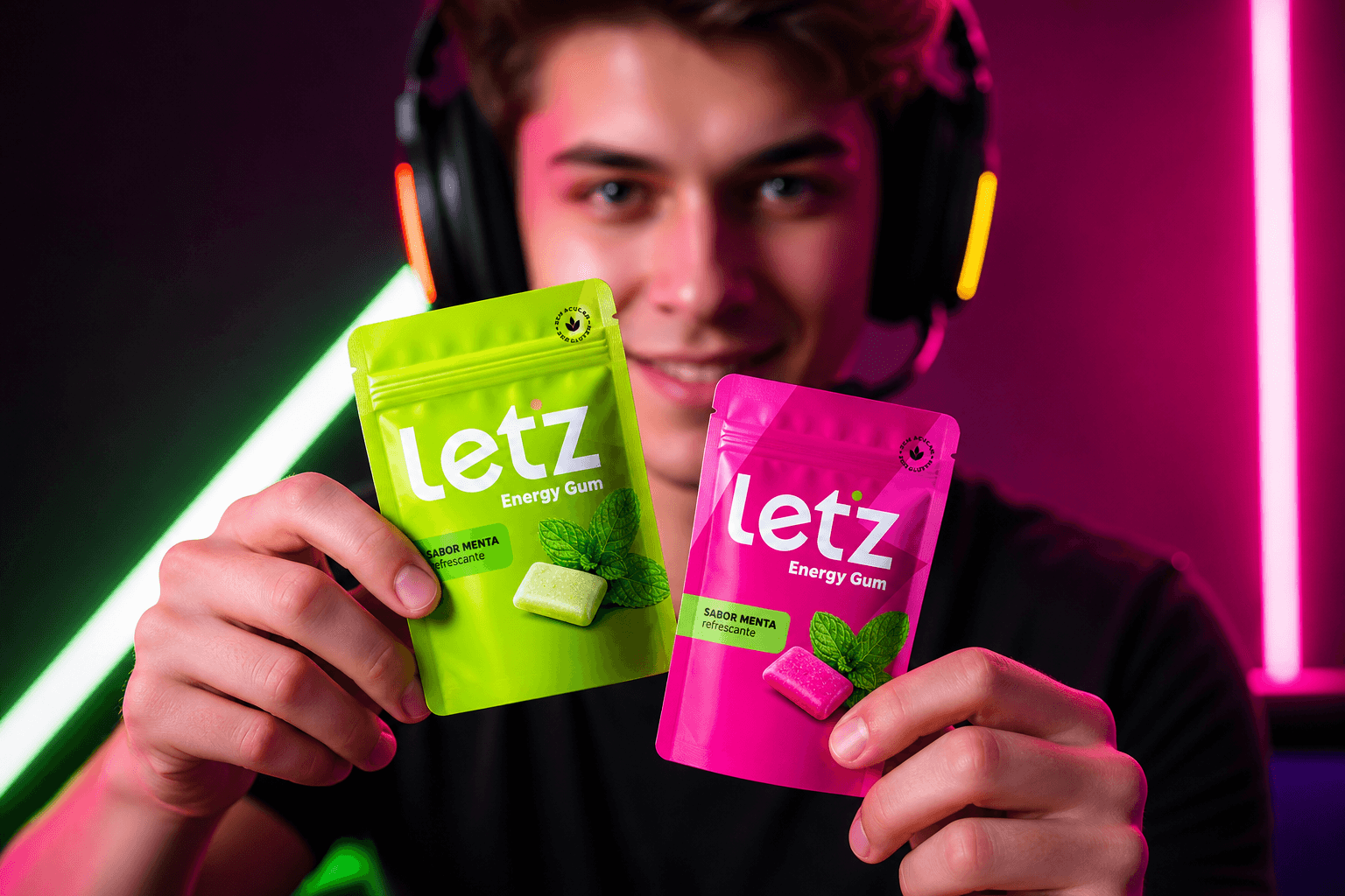 Gamer segurando sachês Letz Energy Gum em ambiente rosa e verde